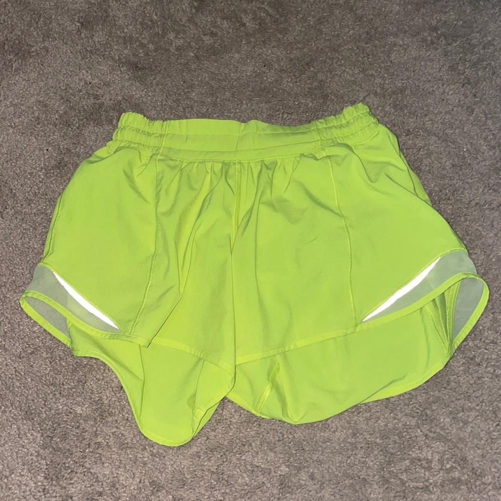 NEON YELLOW LULU LEMON HOTTY HOT SHORTS        4in INSEAM SIZE 4